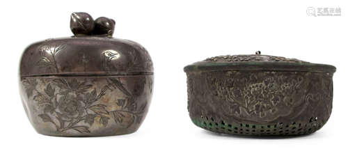A PARFUMEUR AND A SILVER BOX AND COVER, China, Ming-/Qing dynasty - Property from an Austrian private collection, acquired prior 1990 - Some dents, signs of aging