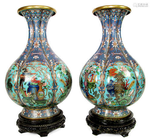 TWO CLOISONNE VASES ON WOOD STAND DEPICTING ANTIQUES IN RESERVES, China, Republic period - Signs of aging, wear