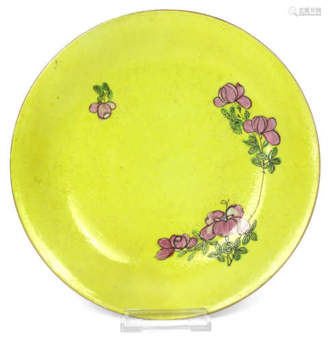 A PORCELAIN DISH DEPICTING ROSE FLOWERS ON YELLOW GROUND, China, Qianlong mark and period - Rest.