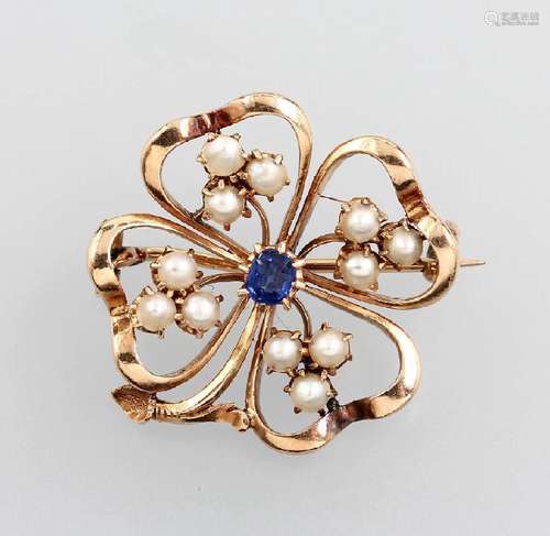 14 kt gold brooch with cultured pearls and sapphire