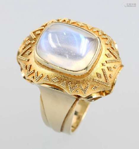 14 kt gold ring with moonstone