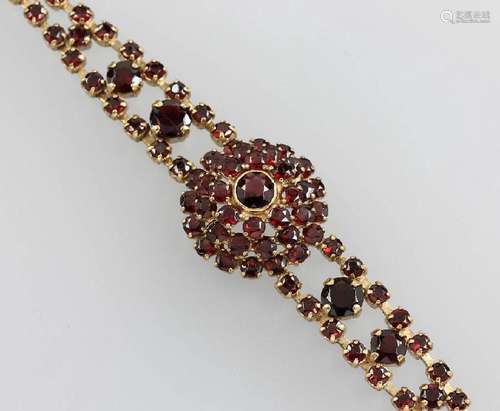 8 kt gold bracelet with garnets