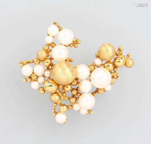 18 kt gold brooch with cultured pearls