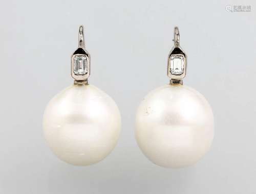 Pair of 18 kt gold earrings with south seas pearls and