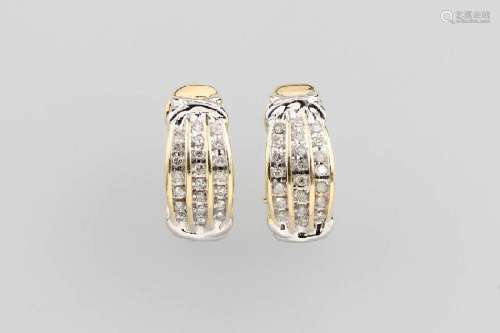 Pair of 14 kt gold earrings with brilliants