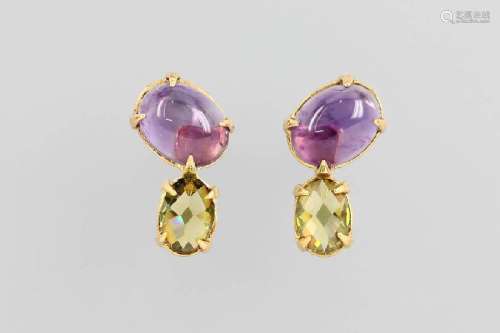 Pair of 18 kt gold earrings with amethysts andperidots