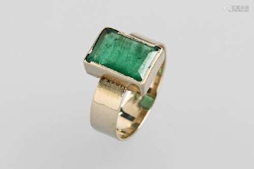 14 kt gold ring with emerald