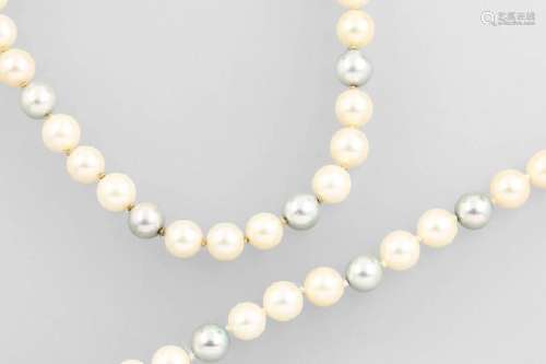 Set of jewelry with cultured akoya pearls, comprised