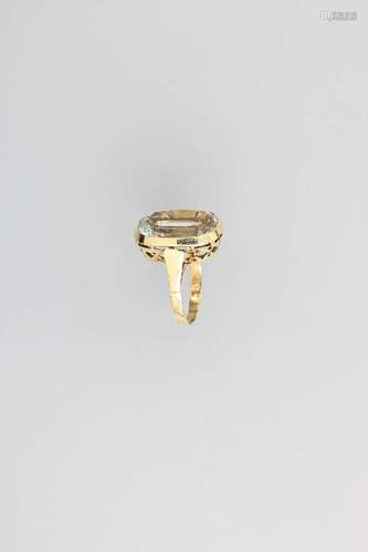 14 kt gold ring with aquamarine