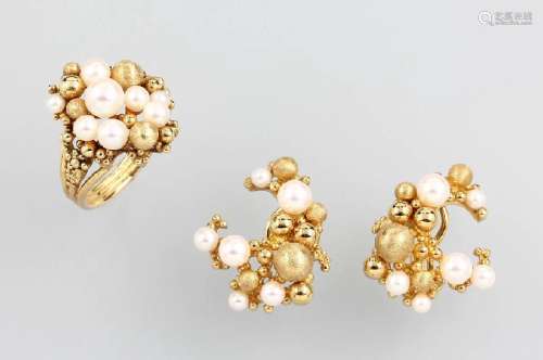 Set of jewelry with cultured pearls, comprisedof: Ring