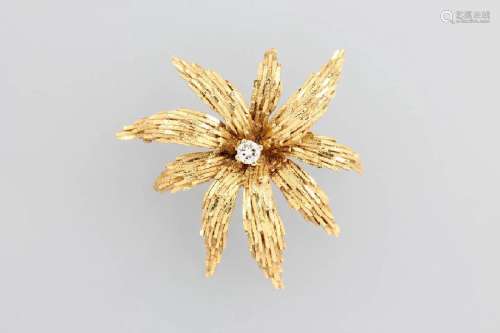 18 kt gold brooch with brilliant