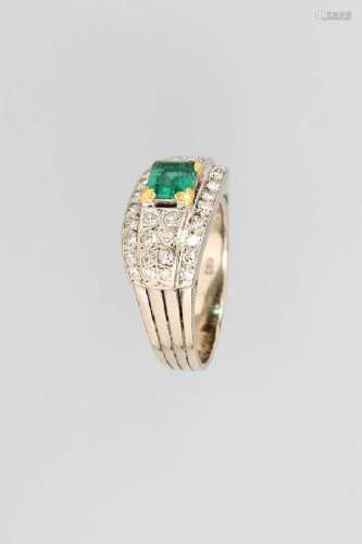 14 kt gold ring with emerald and diamonds
