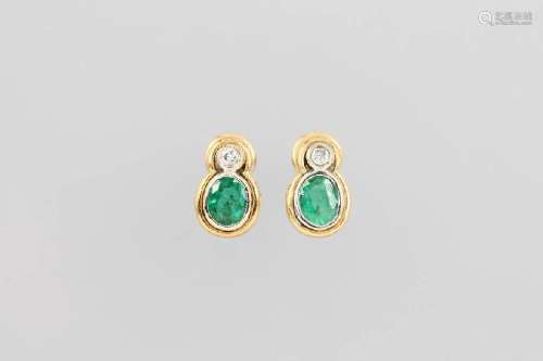 Pair of 18 kt gold earrings with emeralds and