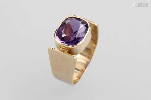 14 kt gold ring with amethyst