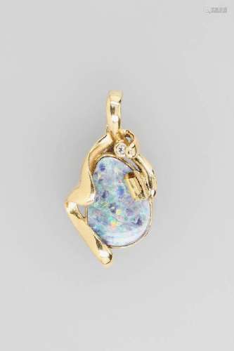 18 kt gold clip pendant with opal and diamond