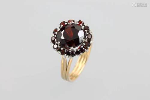 18 kt gold ring with garnets