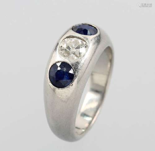 Platinum bandring with diamond and sapphires