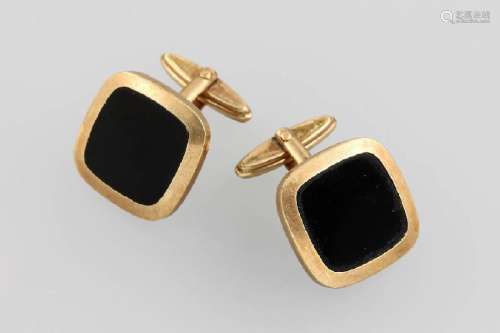 Pair of 14 kt gold cuff links with onyx
