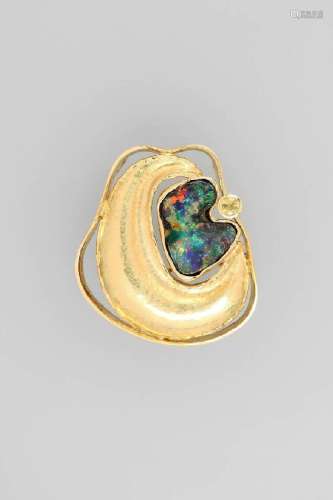 18 kt gold designer-pendant/brooch with opal and