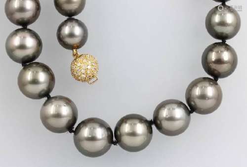 18 kt gold necklace with cultured tahitian pearls and