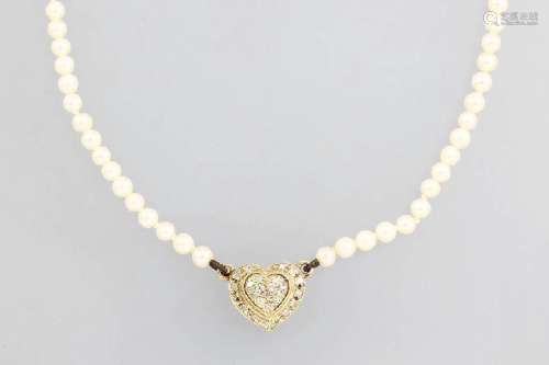 14 kt gold necklace with cultured akoya pearlsand