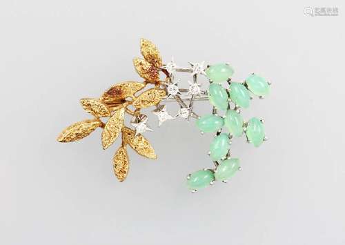 18 kt gold brooch with chrysoprase and brilliants