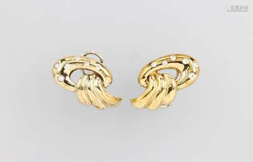 Pair of 14 kt Gold earrings with brilliants