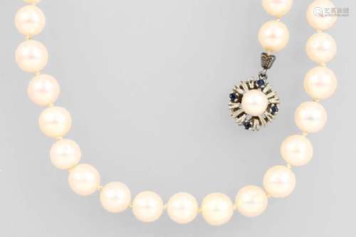 Necklace made of cultured Akoya pearls