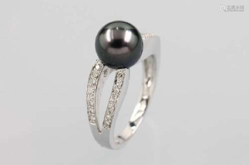 18 kt gold ring with cultured pearl and diamonds