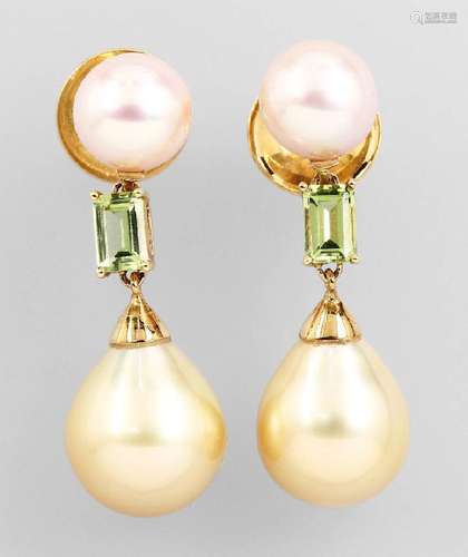 Pair of 18 kt Gold earrings with peridots and pearls