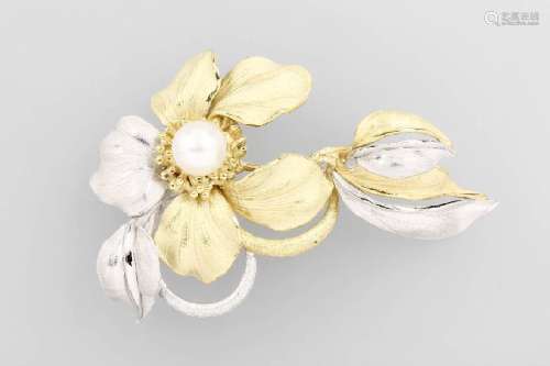18 kt gold blossombrooch with cultured pearl