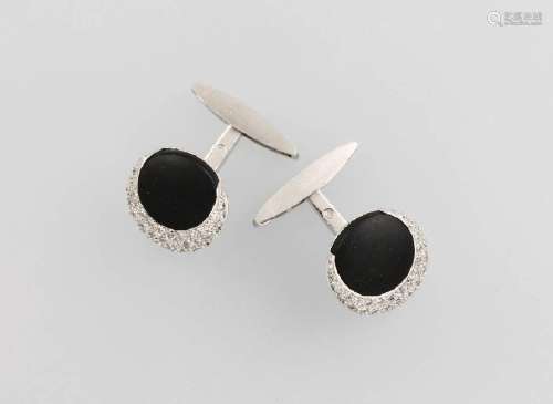 Pair of 18 kt gold cuff links with onyx and brilliants