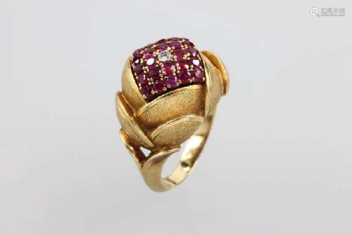 18 kt gold ring with rubies and diamond