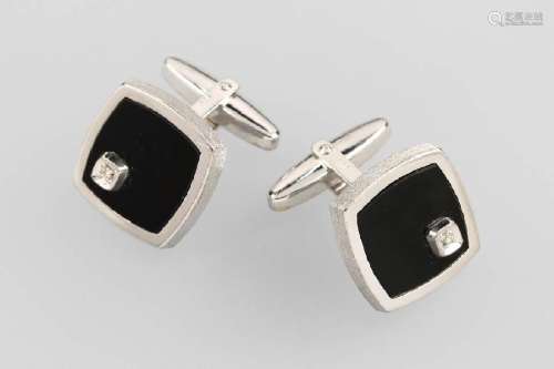 Pair of 14 kt gold cuff links with onyx and diamonds