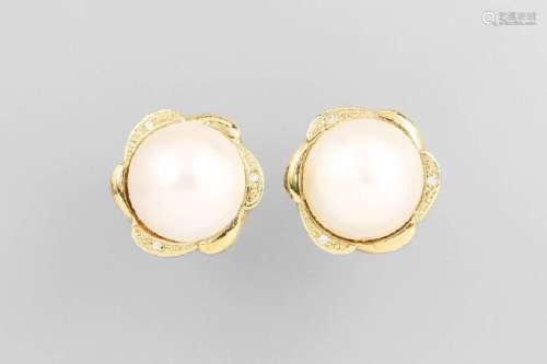 Pair of 14 kt gold earrings with mabepearls and