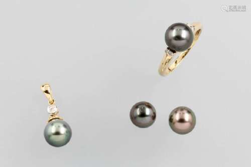 Set of 14 kt gold jewelry with cultured tahitian pearls