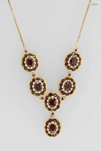 18 kt gold necklace with garnets