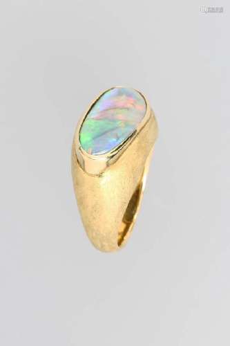 18 kt gold ring with opal