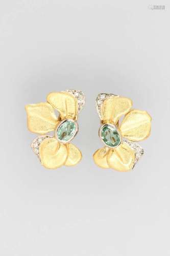 Pair of 18 kt gold earrings with brilliants and