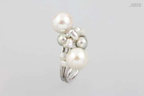 18 kt gold ring with cultured pearls