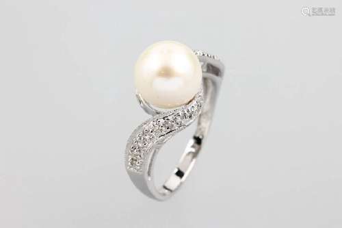 18 kt gold ring with cultured pearl and diamonds