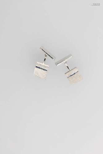Pair of 18 kt gold cuff links with sapphires
