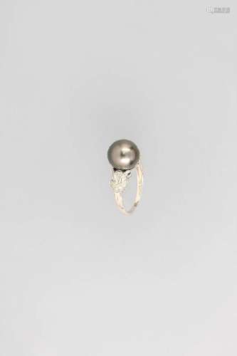 18 kt gold ring with cultured tahitian pearl and