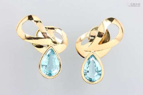 Pair of 14 kt gold earrings with blue topazes