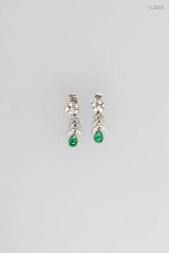 Pair of earrings with emeralds and diamonds