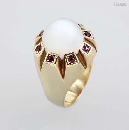 14 kt gold ring with moonstone and rubies