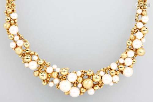 Unusual 18 kt gold necklace with cultured pearls