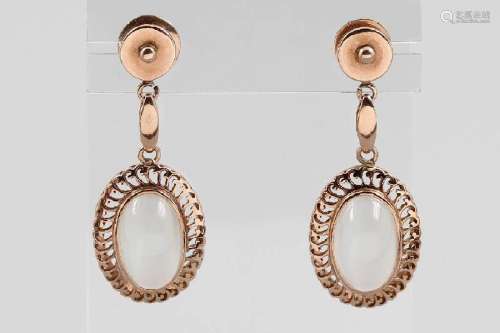 Pair of 14 kt gold earrings with moonstones