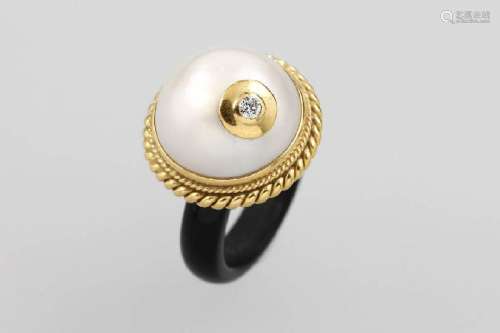 18 kt gold designerring with mabepearl and onyx