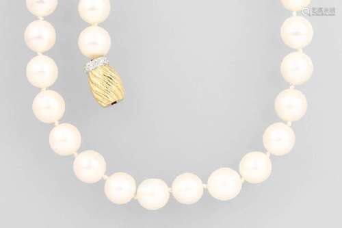 Necklace with cultured pearls